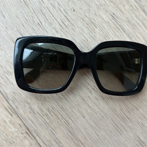 Gucci sunglasses - black with gold logo- MISSING ONE LOGO - Picture 2 of 8